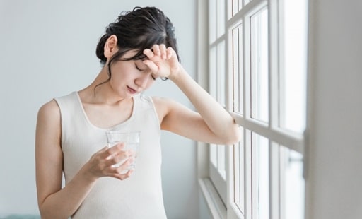 不安を感じる人のイメージ